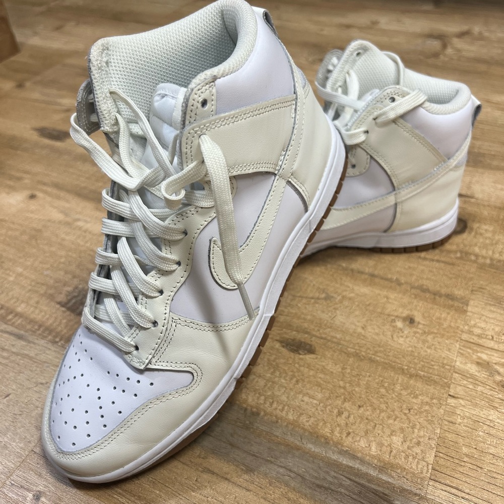 2021
Wmns Dunk High 'Sail Gum'